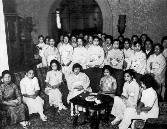 푸이는 가는 곳마다 여동생들을 데리고 다녔다. 만주국 군정 요원 오찬회에 참석한 푸이의 여동생 윈잉( 穎). [사진 김명호]