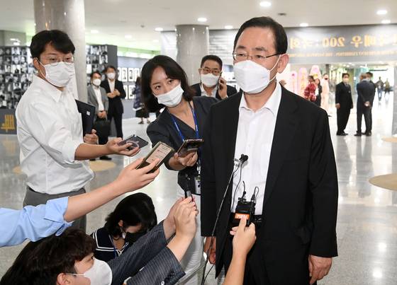 주호영 국민의힘 비상대책위원장이 12일 국회 의원회관에서 기자들 질문에 답하고 있다. [연합뉴스]