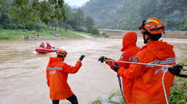 ▲ 11일 강원 강릉시 왕산면 노추산 야영장에서 폭우로 고립된 야영객에게 전달할 비상식량을 강릉소방서와 강릉시, 자율방재단이 보트로 나르고 있다.