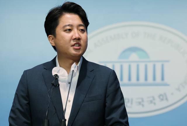 ▲ 국민의힘 이준석 대표가 13일 오후 국회 소통관에서 기자회견을 열고 당 비상대책위원회 체제 전환에 대한 가처분 신청 등과 관련해 직접 입장을 밝히고 있다. 연합뉴스