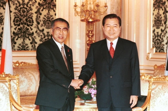 김대중 전 대통령(오른쪽)은 1998년 10월 한일 정상회담에서 오부치 게이조 일본 총리와의 기념촬영을 하고 있다. 두 정상은 당시 새로운 한일 파트너십을 제시한 공동선언을 발표했다. 사진=한경DB