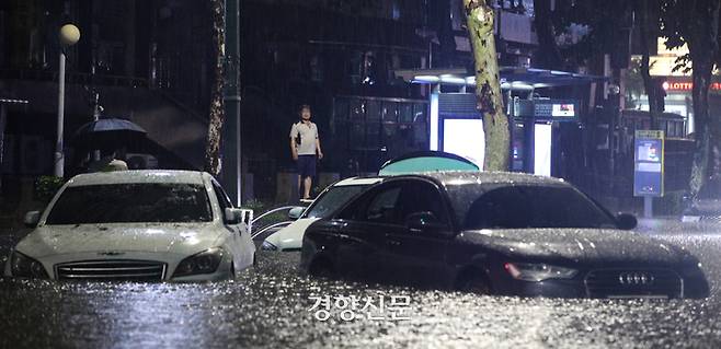 서울에 집중호우가 내린 지난 8일 밤 서울 대치역 인근 도로가 침수돼 차량이 물에 잠겨 있다. /성동훈 기자