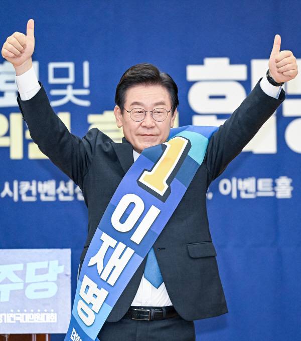 더불어민주당  부산광역시당 정기대의원대회가 열린 13일 부산 동구 부산항국제전시컨벤션센터에서 이재명 당 대표 후보가 연설을 하고 있다. 이원준 기자