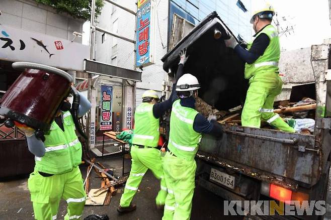 13일 오후 관악구 소속 공무원들이 휴일도 반납한 체 침수로 못쓰게 된 살림도구들을 차에 싣고 있다.