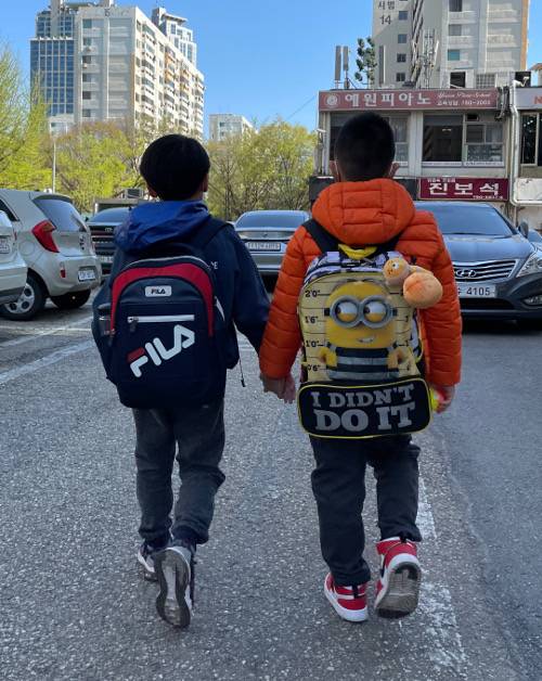 서울 여의도초에 재학 중인 최정원(9·오른쪽)군이 지난해 4월 친구의 손을 잡고 걸어가고 있다. 손잡고 같은 길을 걸어갈 친구가 있다는 건 서로에게 큰 축복이다.