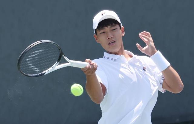 조세혁이 12일 서울 송파구 대한테니스협회에서 '윔블던 테니스 대회 14세 이하 남자 단식 우승 기념 간담회 및 FILA 후원 조인식'을 한 뒤 올림픽공원 테니스경기장에서 훈련 모습을 공개하고 있다. 연합뉴스