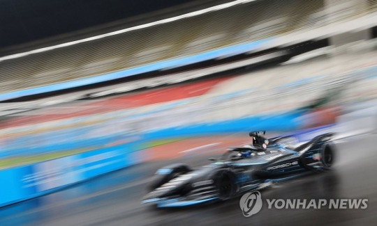 13일 서울 송파구 잠실올림픽주경기장 일대에서 열린 '2022 하나은행 서울 E-프리(E-Prix)' 15라운드 예선에서 태그호이어 포르쉐 포뮬러E 팀의 파스칼 베를라인이 주경기장 내 트랙을 돌고 있다. [연합뉴스]