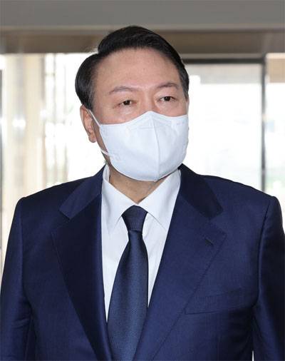 윤석열 대통령이 12일 오전 서울 용산 대통령실 청사로 출근하며 취재진의 질문에 답하고 있다. [사진 출처 = 연합뉴스]