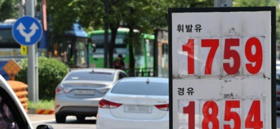 휘발유 가격이 내림세를 보인 12일 오후 서울 시내 한 주유소에 유가 정보가 게시되어 있다. [사진 = 연합뉴스]