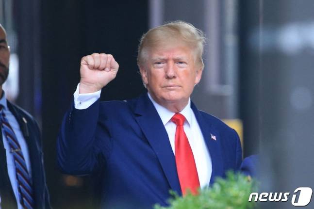 도널드 트럼프 전 미국 대통령이 10일 (현지시간) 가족 기업의 자산가치 조작 의혹과 관련해 검찰 조사를 받기 위해 뉴욕의 트럼프 타워에서 차량을 타러 가며 주먹을 불끈 쥐고 있다. ⓒ AFP=뉴스1