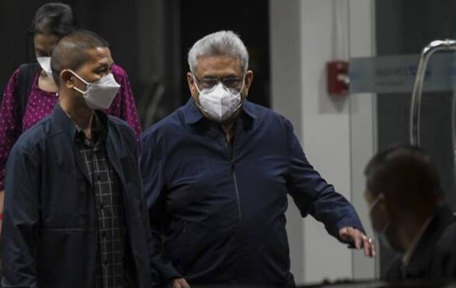 고타바야 라자팍사 전 스리랑카 대통령(오른쪽)이 태국 방콕에 도착해 다급히 이동하고 있다. /ⓒAP=뉴시스