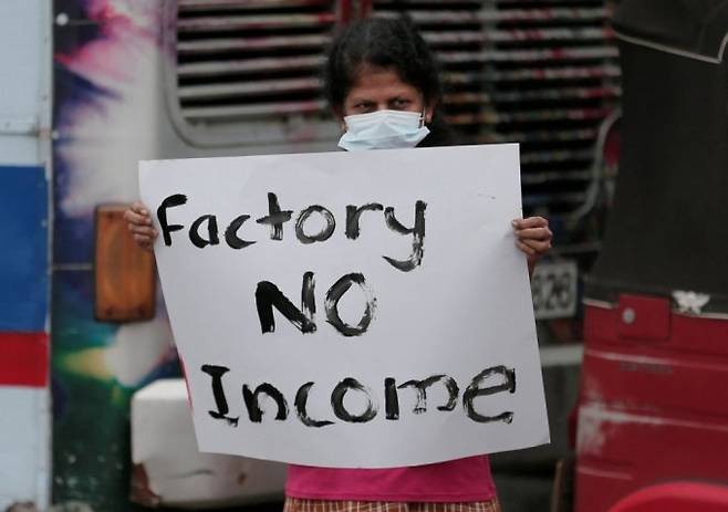 스리랑카에서 전기가 끊겨 공장을 가동할 수 없게 되자 한 노동자가 어려움을 호소하고 있다./ⓑ로이터=뉴스1