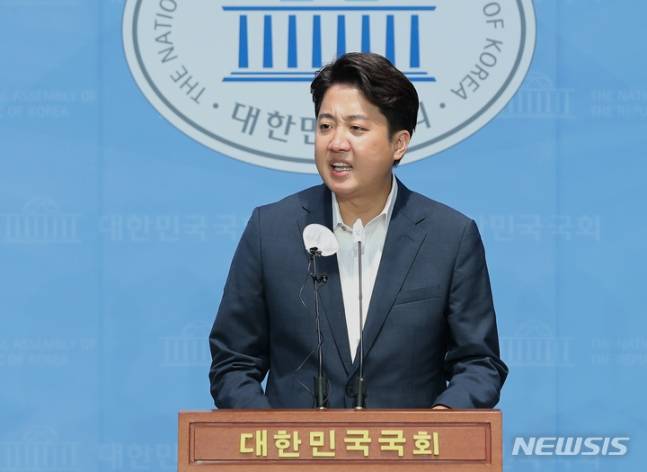 [서울=뉴시스] 김금보 기자 = 이준석 국민의힘 대표가 13일 오후 서울 여의도 국회 소통관에서 기자회견을 열고 발언하고 있다. 2022.08.13. kgb@newsis.com