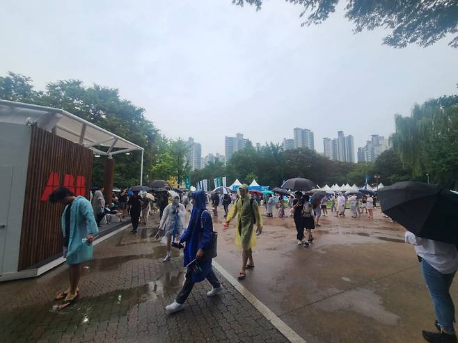 비오는 날에도 잠실운동장을 찾은 시민들. /사진=정한결 기자.