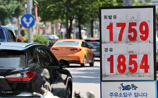 휘발유 가격이 내림세를 보인 12일 오후 서울 시내 한 주유소에 유가 정보가 게시되어 있다. [연합]