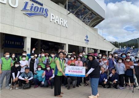 LH 대경본부는 경북지역 복지단체와 함께 장애인을 초청해 삼성 라이온즈 파크 야구경기 관람 기회를 제공했다.[LH 대경본부 제공]