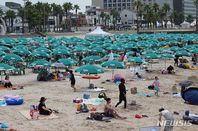 [제주=뉴시스] 양영전 기자 = '광복절 연휴'가 시작된 13일 제주시 조천읍 함덕해수욕장에 파라솔이 빼곡하게 펼쳐져 있다. 제주도관광협회는 지난 12일부터 오는 15일까지 나흘간 연휴에 제주에 17만명 넘는 관광객이 찾을 것으로 예상했다. 2022.08.13. 0jeoni@newsis.com