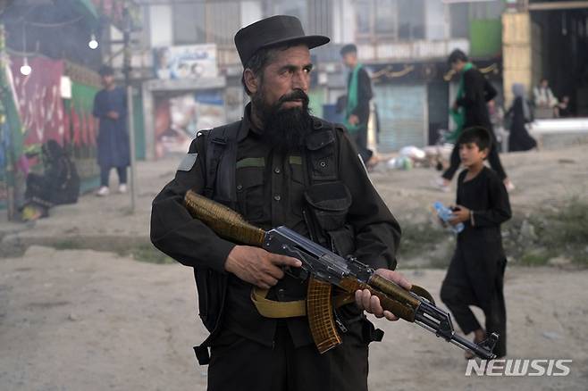 [카불=AP/뉴시스] 7일(현지시간) 아프가니스탄 카불의 시아파 하자라족 거주지인 다시트-에-바르치에서 탈레반 병사가 경비를 서고 있다. 2022.08.08.