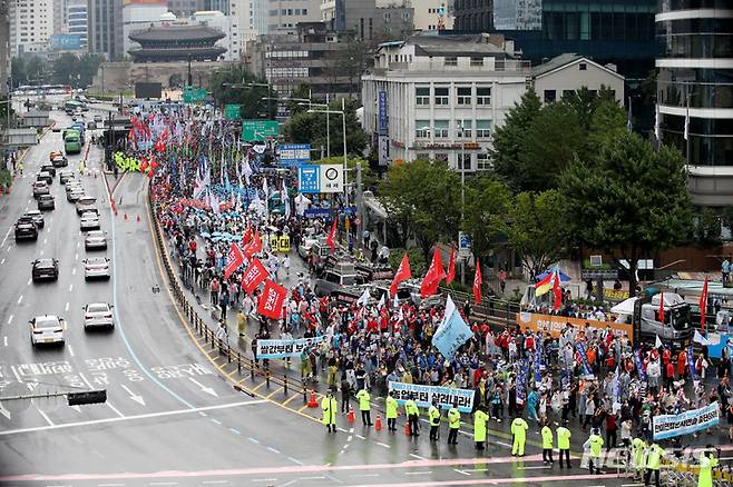 [서울=뉴시스] 조수정 기자 = 13일 오후 서울 중구 숭례문 앞에서 열린 8·15 전국노동자대회 및 자주평화통일대회 참가자들이 세종대로에서 출발, 용산 대통령실을 향해 행진하고 있다. 2022.08.13. chocrystal@newsis.com