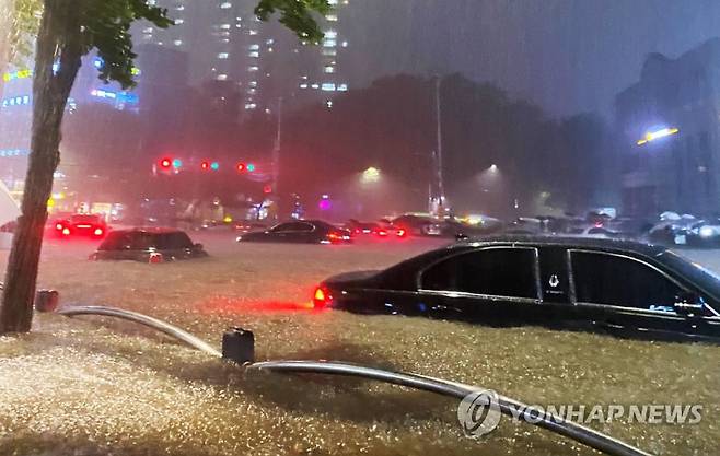 (서울=연합뉴스) 서울에 집중호우가 내린 8일 밤 서울 대치역 인근 도로. 차량이 물에 잠겨 있다. 2022.8.8 [독자 제공. 재판매 및 DB 금지] photo@yna.co.kr 연합뉴스