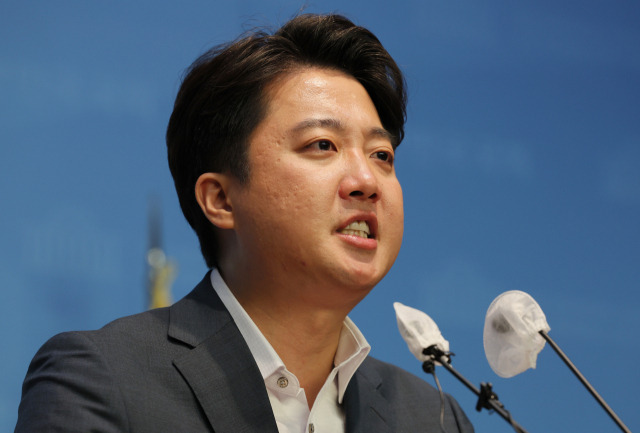 이준석 국민의힘 대표가 13일 오후 국회 소통관에서 기자회견을 열고 당 비상대책위원회 체제 전환에 대한 가처분 신청 등과 관련해 직접 입장을 밝히고 있다. 권욱 기자