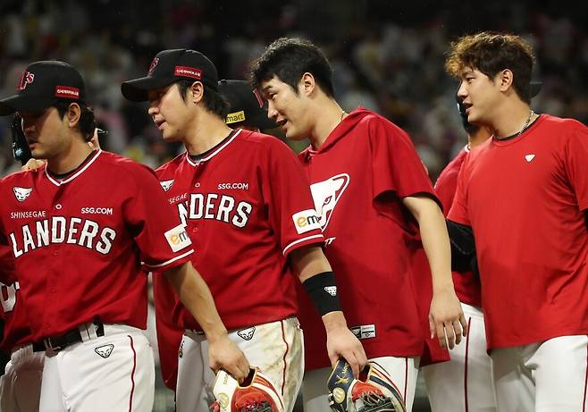 ▲ SSG가 13일 잠실 두산전에서 8-2 승리를 거두고 올 시즌 70승 고지를 가장 먼저 밟았다. ⓒ연합뉴스