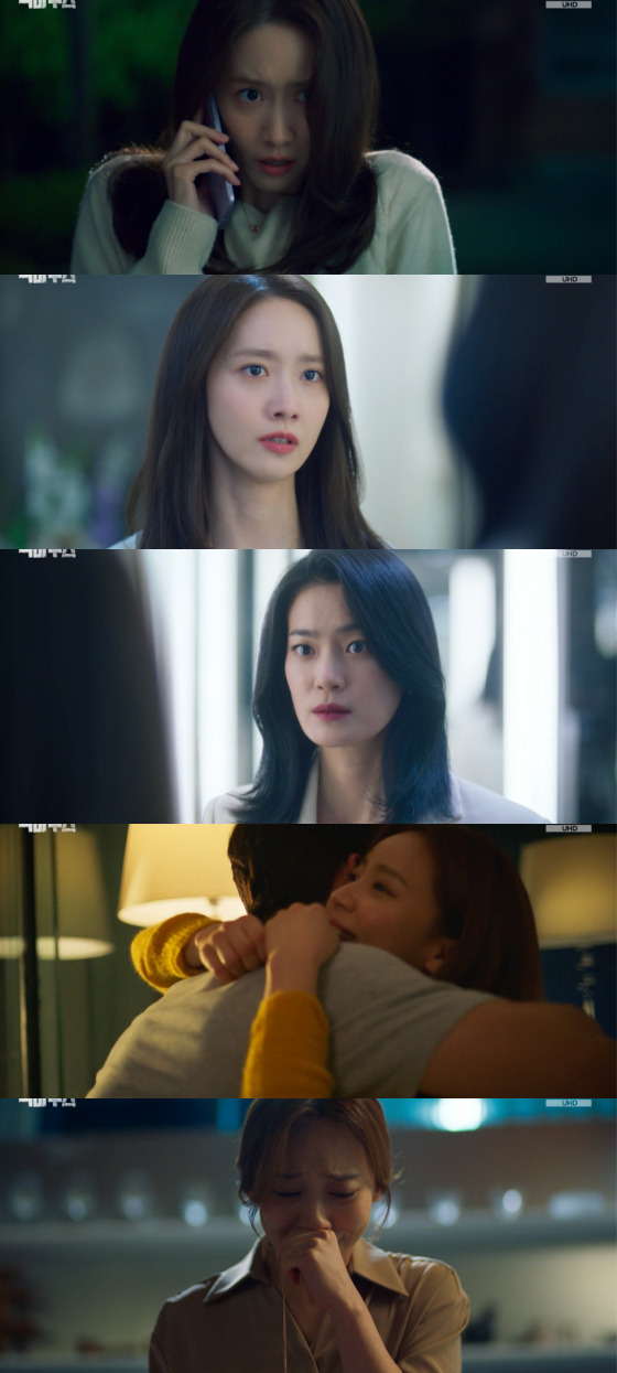 In MBCs gilt drama Big Mouth broadcast on the 13th, Dr. Chang-Ho (Lee Jong-suk) told the truth to Ko Mi-ho (Im Yoon-ah).Ko Mi-ho was shocked to hear that Husband Dr. Chang-Ho (Lee Jong-suk) was a real Big Mouth to Choi Doha (Kim Joo-heon).Komiho eventually went to the volunteer event of Gucheon Hospital to meet Dr. Chang-Ho.Dr. Chang-Ho took a bath, touched his head and waited for Komiho, while Komiho could not shake his growing suspicion as the guards led him to the underground VIP room after the cheers of the inmates.Komiho was shocked by Dr. Chang-Hos shameless waiting for him, You, Big Mouth.Is it me that you have been fooling me? But Dr. Chang-Ho led Komi out without saying anything, which was trying to avoid wiretapping.Dr. Chang-Ho said, Lets make a promise, I believe you, only in the middle of the playground.Dr. Chang-Ho said that after receiving the list from Choi Doha, something strange happened, and that Big Mouth had used a tarot card with his symbol to tell him the real list.Ko Mi-ho was frustrated that the real Big Mouth wanted Dr. Chang-Ho to reveal the truth related to Professor Seo Jae-yong (Park Hoon), but Dr. Chang-Ho replied, Why should you do it?After completing his service, Ko Mi-ho, who was headed back to the hospital, suddenly received a call from Kim Kyung-sook, a guardian of the cancer ward.10 He asked for money, saying, The cross is in the necklace. To the woman. Finally, he died. Someone pushed Kim Kyung-sook on the roof to kill him.Ko Mi-ho, who was greatly shocked, suspected Hyun Joo-hee (Ok Ja-yeon) as the main character of the cross necklace.Komi ran to Hyun Joo-hee and took the necklace, but after seeing Kim Kyung-sooks design book, he realized that the real owner of Federalist No. 10 was Jang Hye-jin.Seo Jae-yong fell in love with Jang Hye-jin, who was fleeing the violence of Husband Han Jae-Ho (Lee Yoo-joon).Seo Jae-yong was found to have presented a necklace to Jang Hye-jin, saying, You should think of me. Jang Hye-jin, who learned this, hugged the necklace and shed tears alone.