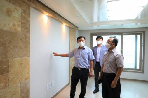 하승호 한국토지주택공사(LH) 국민주거복지본부장(왼쪽 첫 번째)이 지난 12일 서울 동장구 매입임대주택을 찾아 이재민 긴급주거 지원을 위한 현장점검을 하고 있다. (사진=LH)