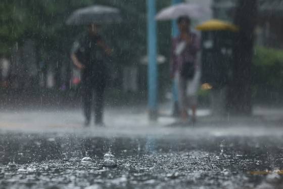 거세게 퍼붓는 소나기. 〈자료사진=연합뉴스〉