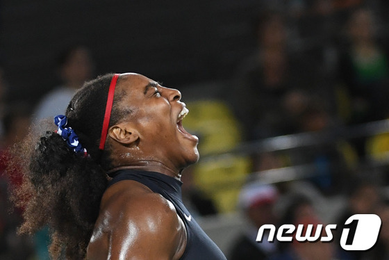 미국의 세레나 윌리엄스가 8일 (현지시간) 리우데자네이루의 바하 올림픽 파크에서 열린 리우 올림픽 테니스 여자 단식 2차전 경기에서 프랑스 알리제 코르네를 상대로 득점을 올린뒤 환호하고 있다.ⓒ AFP=뉴스1 ⓒ News1 우동명 기자