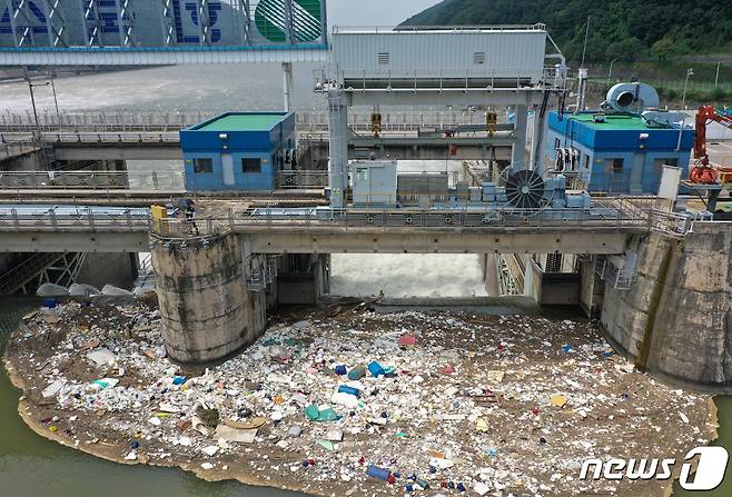 14일 오후 경기 하남시 팔당댐에 폭우로 유입된 쓰레기들이 쌓여 있다. 기상청은 광복절인 15일 밤 수도권과 영서에 또 한 번 국지성호우가 내릴 것으로 예보했다. 2022.8.14/뉴스1 ⓒ News1 신웅수 기자