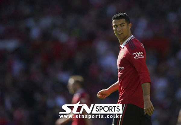 팬들에게 인사하는 도리를 행하지 않은 맨체스터 유나이티드 공격수 크리스티아누 호날두. 사진｜뉴시스/AP