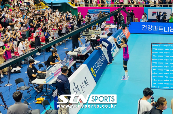 지난 13일 순천팔마체육관에서 펼쳐진 기업은행과의 경기 후 팬들에게 인사를 하는 김연경(흥국생명). 사진｜최병진 기자