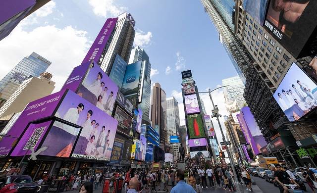 삼성전자가 지난 10일(현지시간) '삼성 갤럭시 언팩 2022' 직후 뉴욕 타임스스퀘어에서 '갤럭시 Z 플립4 X BTS' 디지털 영상을 상영했다. /삼성전자 제공