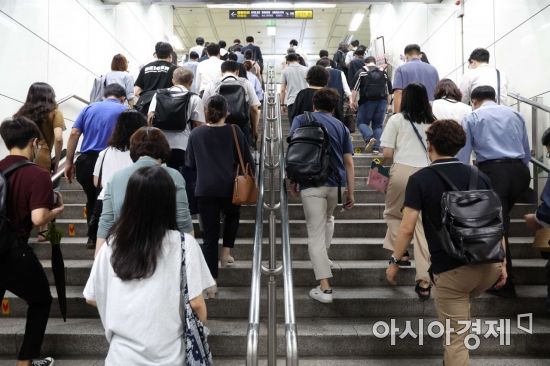 10일 서울 지하철 5호선 광화문역에서 출근길 시민들이 발걸음을 재촉하고 있다. /문호남 기자 munonam@