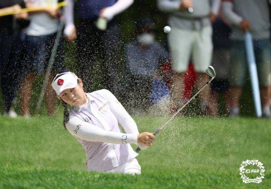 이소영이 대유위니아·MBN 여자오픈 최종일 1번홀에서 벙커 샷을 하고 있다. 사진제공=KLPGA