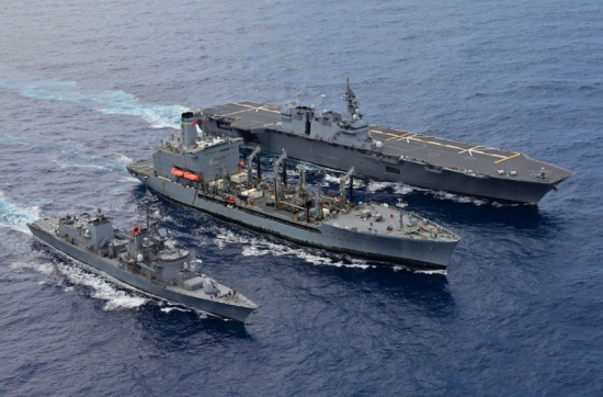 7일 해상자위대 호위함 이즈모(오른쪽)와 다카나미가 미국 해군 보급함(가운데)과 함께 연합 훈련을 하고 있다. [이미지출처=연합뉴스]