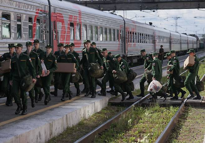 2022년 6월 24일 러시아 육군 징집병들이 러시아군에 입대하기위해 러시아 예고르시노 기차역에서 기차에 탑승하고있다./TASS 연합뉴스