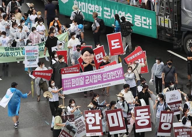 지난 13일 오후 서울 중구 숭례문 앞에서 열린 8·15 전국노동자대회 및 자주평화통일대회 참가자들이 용산 대통령실을 향해 행진하고 있다. /뉴시스