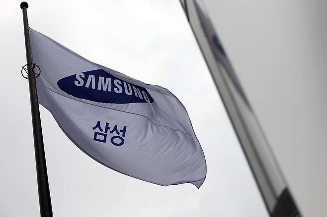 서울 서초구 삼성전자 서초 사옥에 게양된 삼성전자 깃발의 모습. /뉴스1