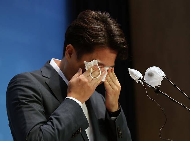 이준석 국민의힘 대표가 13일 서울 여의도 국회 소통관에서 열린 기자회견에서 마스크로 눈물을 닦고 있다. 이 대표는 당 중앙윤리위원회로부터 당원권 정지 6개월 중징계를 받은 이후 36일만인 이날 처음으로 공식 석상에 모습을 드러냈다. /뉴스1
