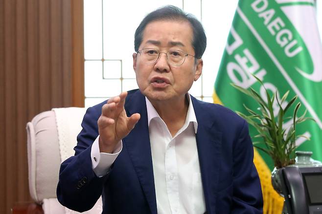 홍준표 대구시장이 11일 오후 대구시청 산격청사에서 권기창 안동시장과 만나 '낙동강 상류 댐의 대구 식수원 활용(맑은물 하이웨이 사업)' 방안에 대해 논의하고 있다. /뉴스1