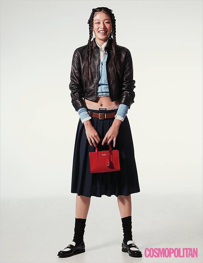 언더웨어와 플리츠스커트의 만남. 파격적이지만 완벽하게 어우러진다! 가죽 재킷, 카디건, 셔츠, 스커트, 벨트, 브리프, 양말, 로퍼 모두 가격미정 미우미우. 미니 백 가격미정 프라다.