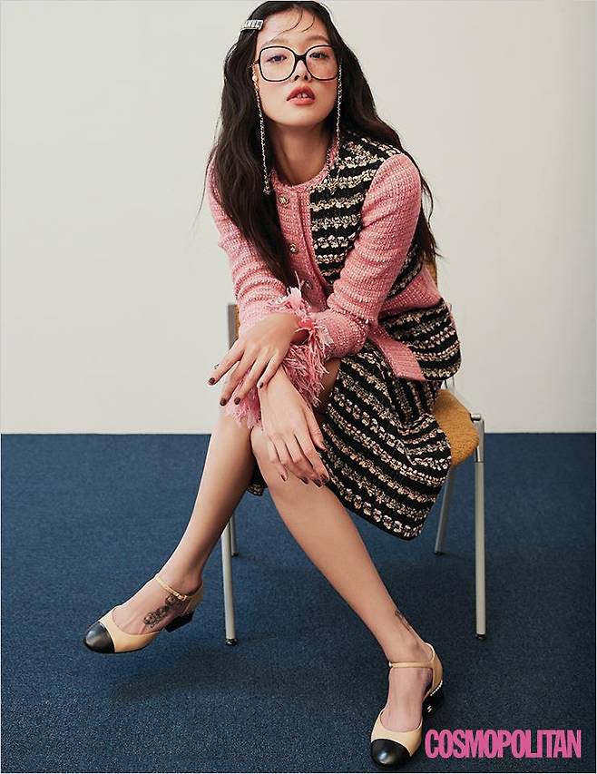 클래식함에 위트를 더하라. 트위드 슈트를 입은 엉뚱 발랄 프레피 걸. 트위드 재킷, 트위드 스커트, 헤어클립, 안경, 스트랩 슈즈 모두 가격미정 샤넬.