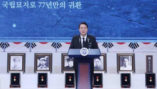 윤석열 대통령이 14일 서울 동작구 국립서울현충원에서 열린 한국광복군 선열 합동봉송식에서 추모사를 히고 있다. 사진=연합뉴스