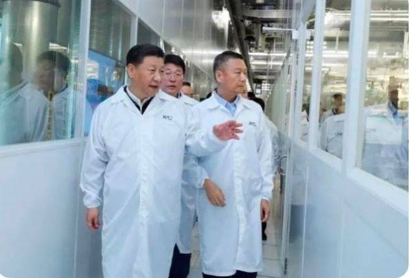 시진핑(왼쪽) 중국 국가주석이 2018년 중국 후베이성 우한에 있는 YMTC 공장에서 자오웨이궈(가운데) 칭화유니그룹 회장, 양스닝(오른쪽) YMTC 최고경영자와 함께 반도체 생산 라인을 둘러보고 있다.ⓒ 칭화유니그룹 홈페이지 캡처
