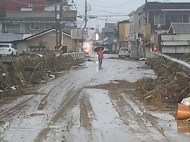 부여군 은산면 시가지에서 걸어나온 한 주민이 다리에 서서 은산천 하류 방향을 바라보고 있다. 뉴스1