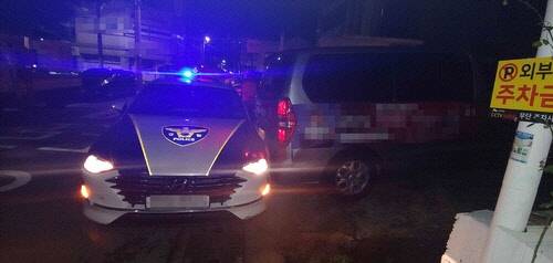 후진하다 순찰차 들이받은 승합차[부산경찰청 제공]