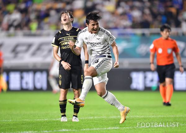 마나부(왼쪽, 수원삼성), 박수일(오른쪽, 성남FC). 서형권 기자