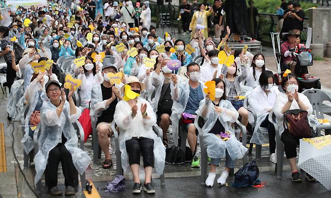14일 저녁 서울 중구 청계천 광통교 일대에서 열린 제10차 ‘세계 일본군 위안부 피해자 기림의 날’ 나비문화제에서 참가자들이 서로를 향한 응원의 박수를 치고 있다. 백소아 기자